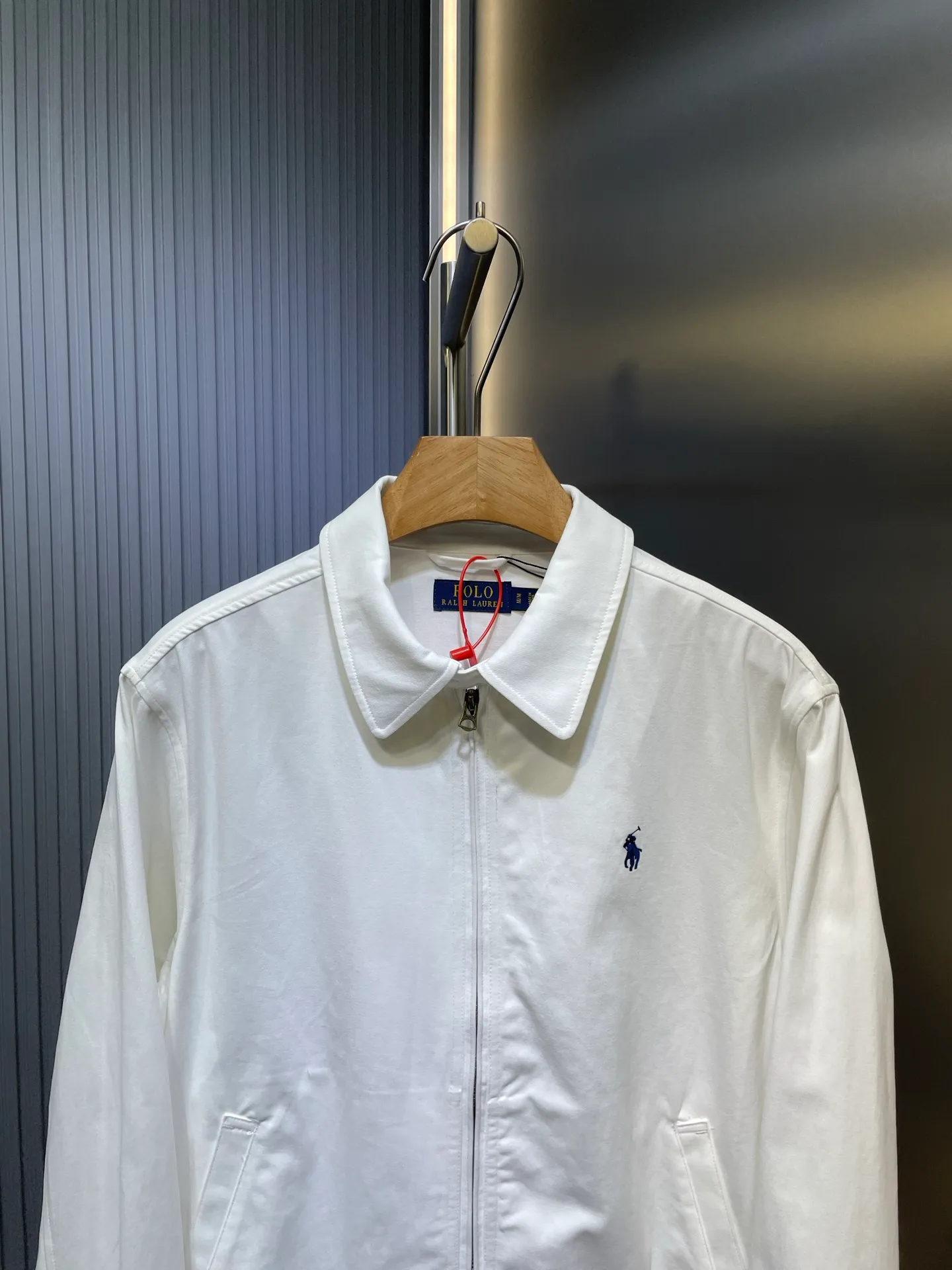 P490 Ralph Lauren 🌟Embroidered zipper jacket. Customized cloud velvet white twill cotton. Soft and silky. Comfortable and close to the skin. Dressed in pure white, exuding innate elegance. Exquisite indigo pony logo embellishments. Fully recognizable. Bringing an atmosphere of freedom and vitality. Pure and smart color symphony. Reconstructing classics with neat silhouettes and defining modern relaxation with versatile genes. Process 1: Using imported machine embroidery technology. Use advanced computer control systems and precision mechanical components to achieve iconic pony embroidery operations with high precision and smooth and delicate lines. Process 2: Template machine bag opening. The preset template guides the position, shape and size of the bag opening. The accuracy ensures the quality of the bag opening effect. Process 3: The hem is made in one go using a three-needle waist-drawing machine. The elastic band and fabric are sewn together in the same process using the machine's special needle position and feeding mechanism. The three-needle design is stronger and can evenly distribute pressure. Ensure that the elastic band and the fabric fit tightly. Process 4: The fabrics have been carefully washed and have a better hand feel. Not easy to deform, not easy to shrink, not easy to fade, and maintain long-term beauty. Accessories: Customized 1:1 Ralph Lauren engraved buckle Customized 1:1 Ralph Lauren bronze zipper Customized 1:1 Ralph Lauren trademark Version: Fitted version Size: S M L XL Style number: 25281-B55